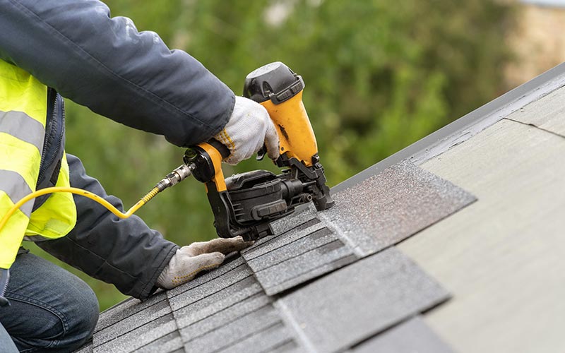 Roofer in Willis